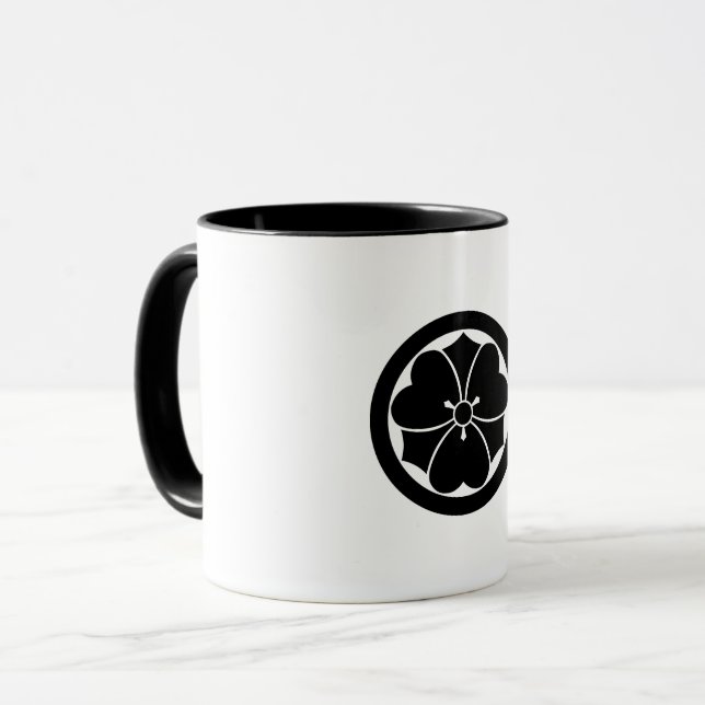 Holzfass mit kreisförmigen Schwertern Tasse (Vorderseite Links)