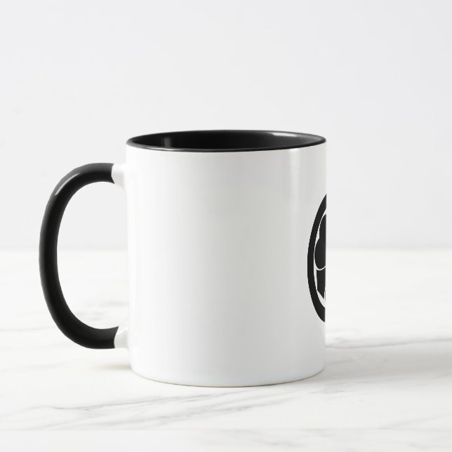Holzfass mit kreisförmigen Schwertern Tasse (Links)