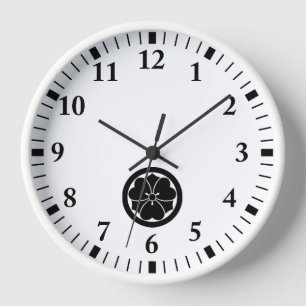 Holzfass mit kreisförmigen Schwertern Wanduhr