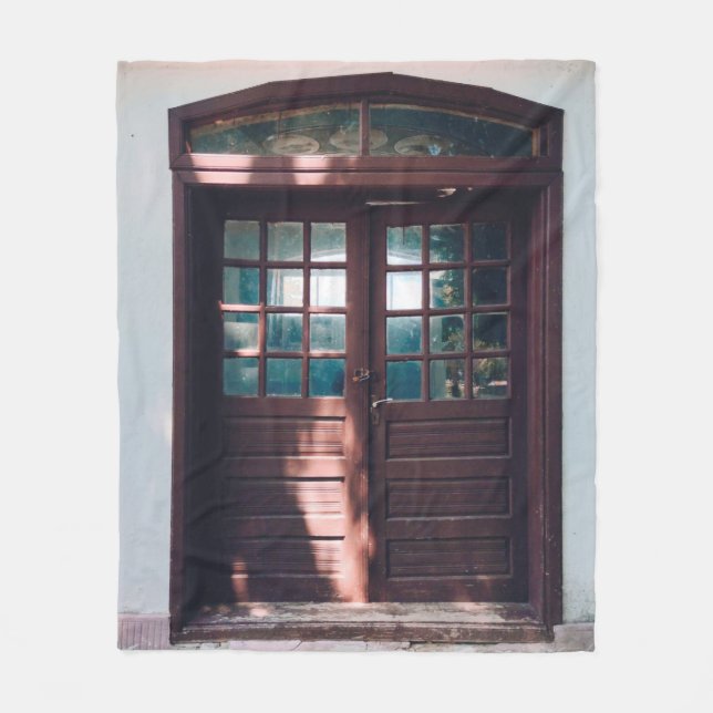 HOLZFENSTER AUF BLAUE KONKRETE WAND FLEECEDECKE (Vorderseite)