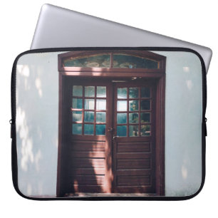 HOLZFENSTER AUF BLAUE KONKRETE WAND LAPTOPSCHUTZHÜLLE