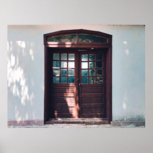 HOLZFENSTER AUF BLAUE KONKRETE WAND POSTER