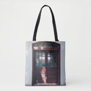 HOLZFENSTER AUF BLAUE KONKRETE WAND TASCHE