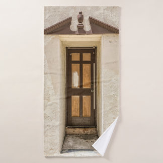 HOLZFENSTER AUF WEISSE KONKRETE WAND BADEHANDTUCH