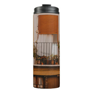 HOLZFENSTER MIT GRÜNEN PFLANZE THERMOSBECHER