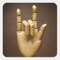 Holzhandindex und ausgestreckter kleiner Finger,