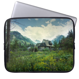Holzhaus, Berglandschaft. Laptopschutzhülle