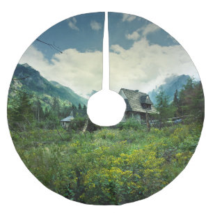 Holzhaus, Berglandschaft. Polyester Weihnachtsbaumdecke