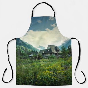 Holzhaus, Berglandschaft. Schürze