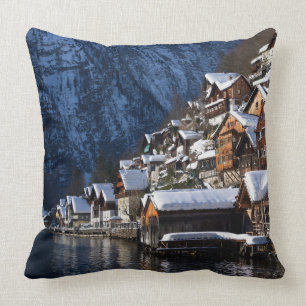 Holzhäuser am See in Hallstatt, Österreich Kissen
