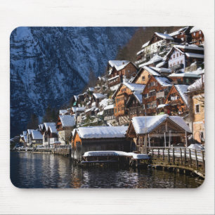 Holzhäuser am Seeufer in Hallstatt, Österreich Mousepad