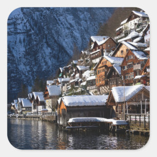 Holzhäuser am Seeufer in Hallstatt, Österreich Quadratischer Aufkleber