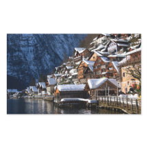 Holzhäuser am Seeufer in Hallstatt, Österreich