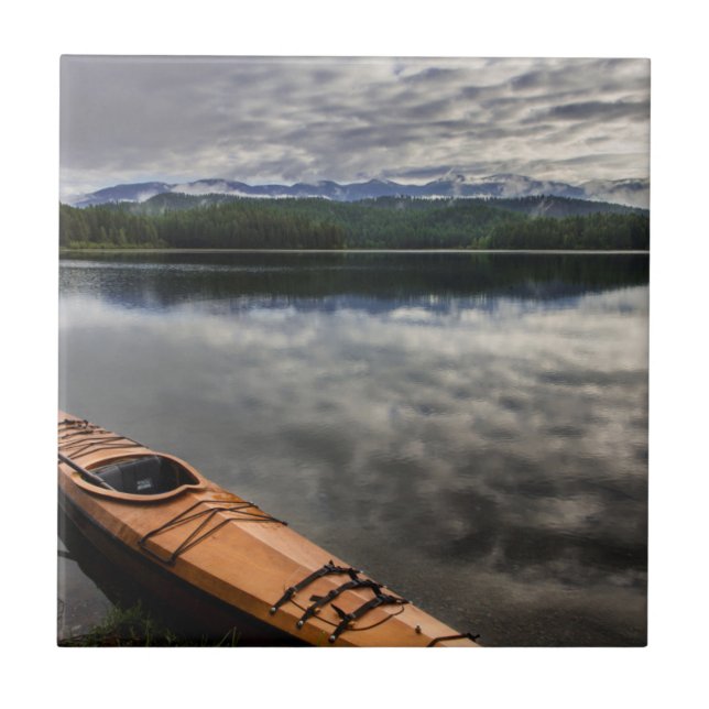 Holzkayak am Ufer des Bibersees Fliese (Vorderseite)