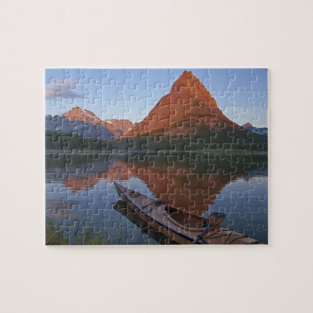 Holzkayak im Swiftcurrent Lake bei Sonnenaufgang (Horizontal)
