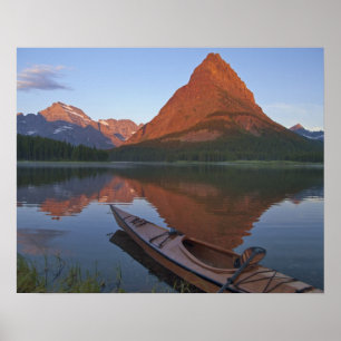 Holzkayak im Swiftcurrent Lake bei Sonnenaufgang Poster