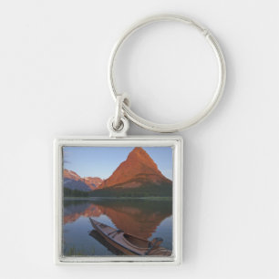 Holzkayak im Swiftcurrent Lake bei Sonnenaufgang Schlüsselanhänger