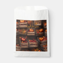 Holzkisten mit Äpfeln und Kürbissen als Geschenk