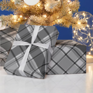 Holzkohle und hellgraues kariertes geschenkpapier