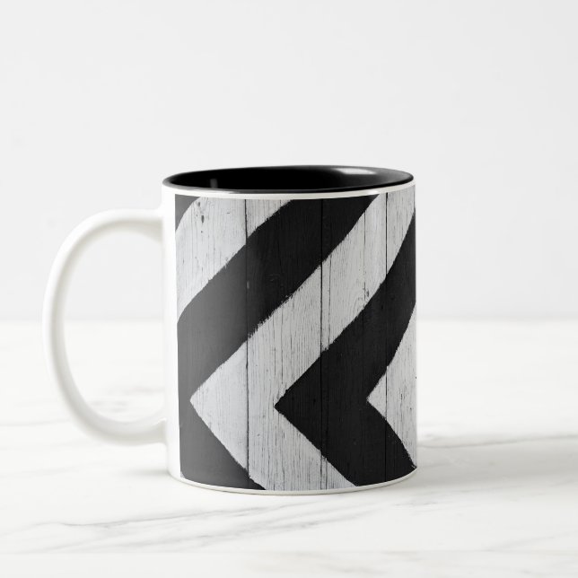 Holzkörner in Schwarz und Weiß gestrichen Zweifarbige Tasse (Links)