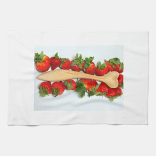 Holzlöffel-Tuch umgeben von Erdbeeren Geschirrtuch