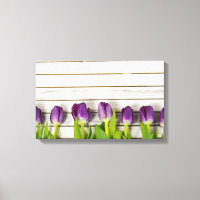 Holzreihe mit lila Tulpen