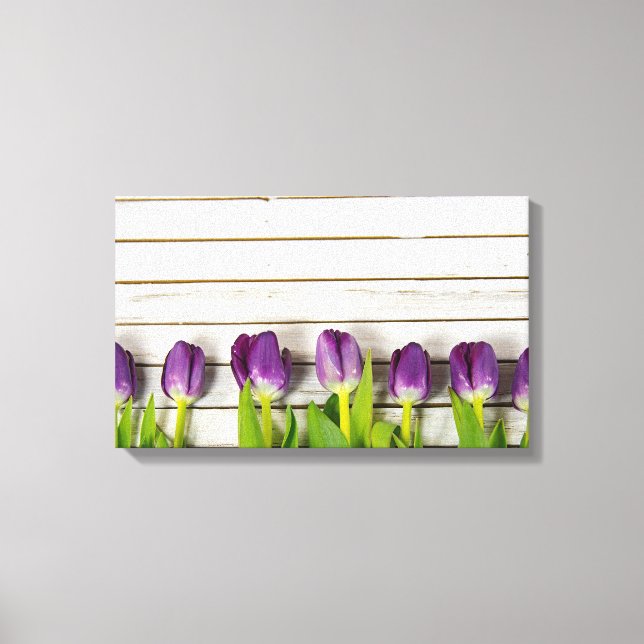 Holzreihe mit lila Tulpen Leinwanddruck (Vorderseite)
