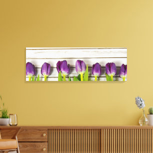 Holzreihe mit lila Tulpen Leinwanddruck