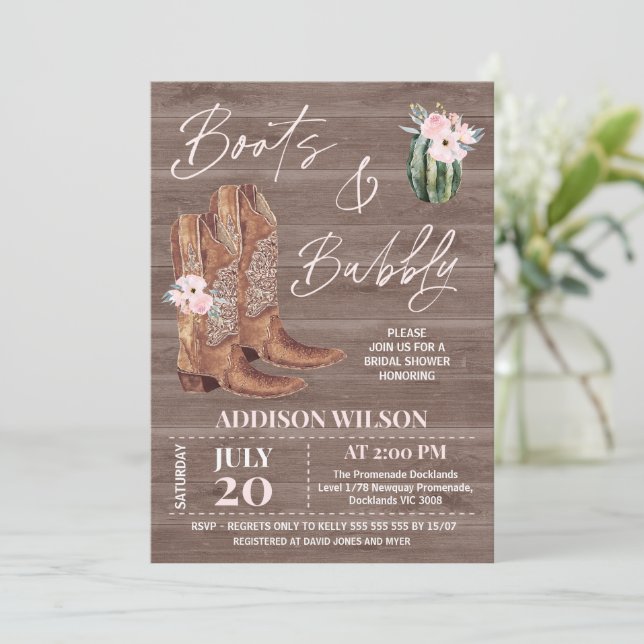 Holzrosa Blumenstiefel und Brautparty Einladung (Stehend Vorderseite)
