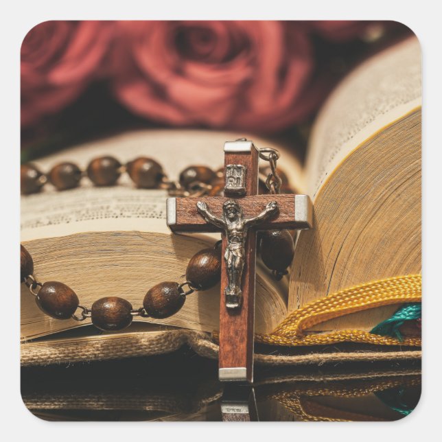 Holzrosary mit Jesus am Kreuz Quadratischer Aufkleber (Vorderseite)