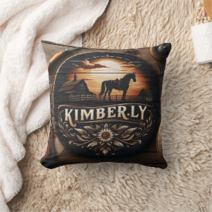 Holzschild zeigt das Kimberly Country Theme Kissen