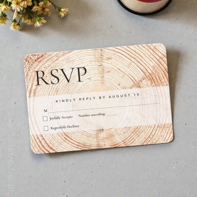 Holzschnitt-Slice-Post in rustikaler Hochzeit RSVP Karte (Rustic RSVP wedding cards.)