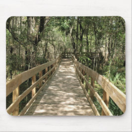 Holzsteg durch den Wald Mousepad