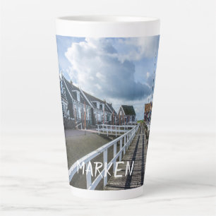 Holzsteg in Marken, Niederlande Milchtasse