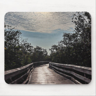 Holzsteg mit Wolken, die oben leuchten Mousepad