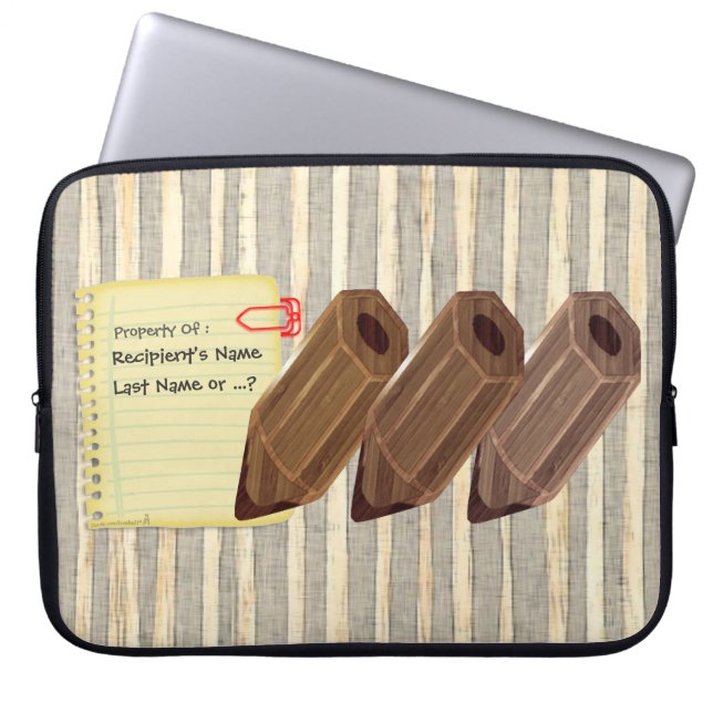 Holzstifte auf grauem Streifen Personalisiert Laptopschutzhülle (Vorderseite)