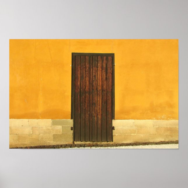 Holztür an der gelben Wand Poster (Vorne)