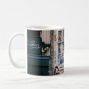 HOLZTÜR MIT HANDSCHRIFTEN KAFFEETASSE