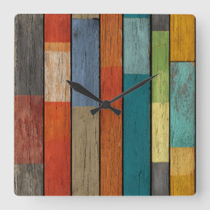 Holzuhr an der Wand aus Holzplanken Quadratische Wanduhr