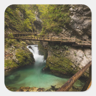 Holzweg durch den Schlucht der Vintgar-Schlucht Quadratischer Aufkleber