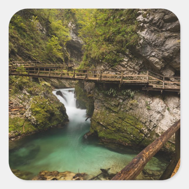 Holzweg durch den Schlucht der Vintgar-Schlucht Quadratischer Aufkleber (Vorderseite)