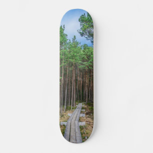 Holzweg im Kiefernwald Skateboard