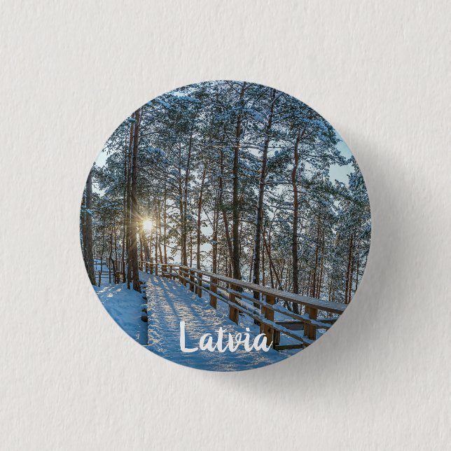 Holzweg über schneebedeckten Winterwald Button (Vorderseite)