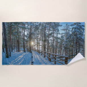 Holzweg über schneebedeckten Winterwald Strandtuch