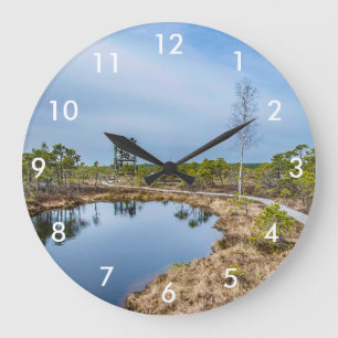 Holzweg über Sumpf mit Turm Große Wanduhr