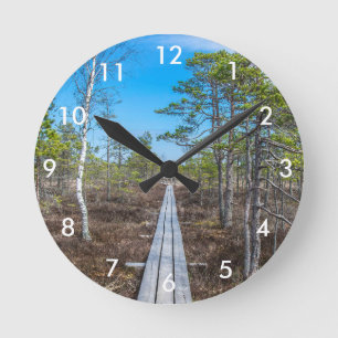 Holzweg über Sumpf Runde Wanduhr