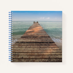 Holzweg und Meer im Sommer Notizbuch