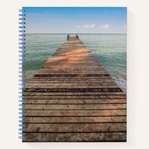 Holzweg und Meer im Sommer Notizbuch