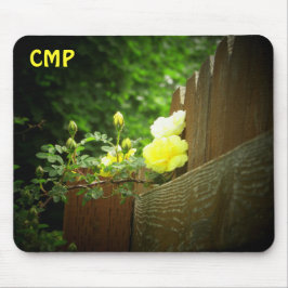 Holzzaun und Gelbe Rose sichern Ihre Ursprünge Mousepad