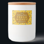 Homemade Honey Jar Labels | Bienen — Honigwabeneig Lebensmitteletikett<br><div class="desc">Diese süßen und einzigartigen Bienenmuster-Labels zeigen Honigbienen auf einem hellen, hellen Wabenhintergrund. Die gelben und schwarzen Bienen haben gossamer weißblaue Flügel. Sie kriechen über die Wabenrübe in ihrem Bienenstock. Auf der zentralen, sechsseitigen Wabenform können Sie den Namen Ihres Bauernhofs und mehr Text hinzufügen. Auch die Worte "FRESH HONEY" lassen sich...</div>